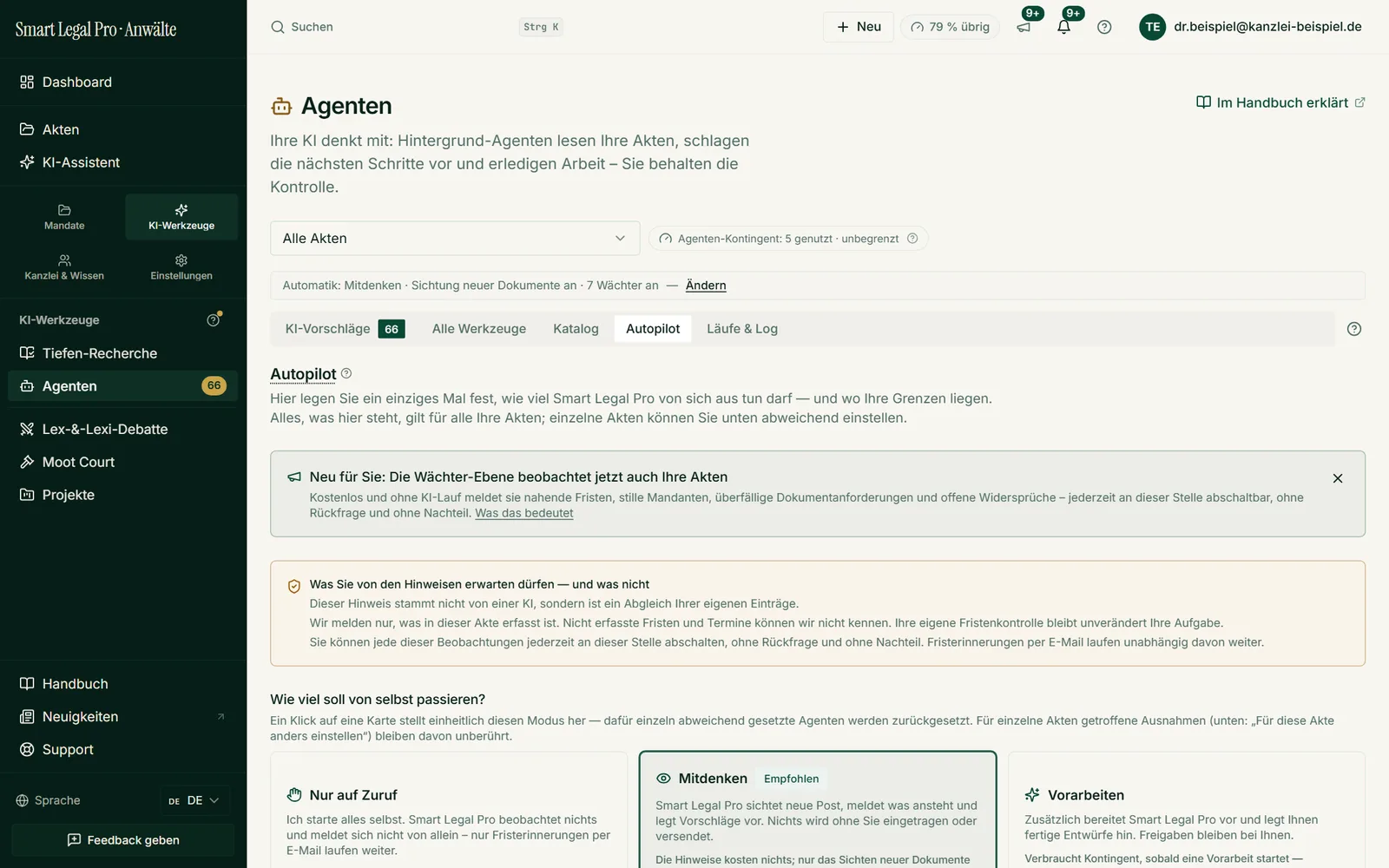 Im Autopilot legen Sie für alle Akten gemeinsam fest, wie viel die KI von sich aus tun darf, und erfahren, was Sie von den Hinweisen erwarten dürfen.
