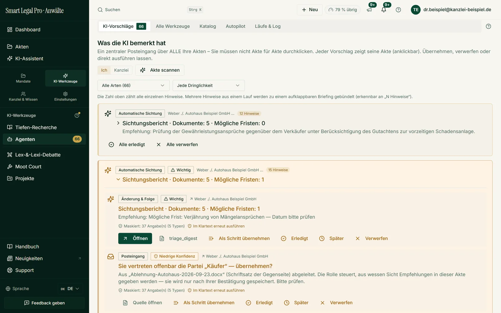 Hinweise der Hintergrund-Agenten aus allen Akten, gebündelt als aufklappbares Briefing mit Herkunft, Maskierung und fünf Handlungsmöglichkeiten.