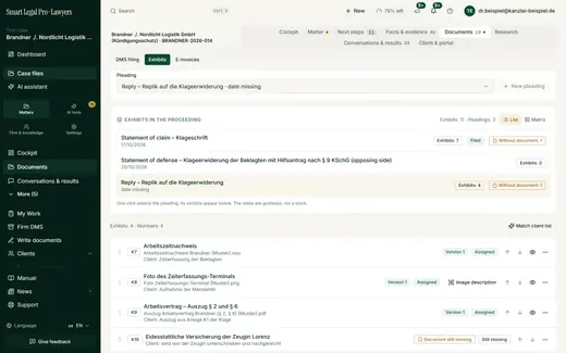 Exhibits per pleading with number, version, assignment and notes on missing documents; the client list can be matched as an AI suggestion.