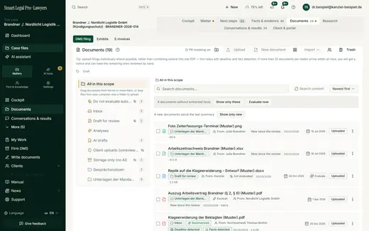 The storage of a case with folders, content search, evaluation status per file and notices about new documents since the last summary.