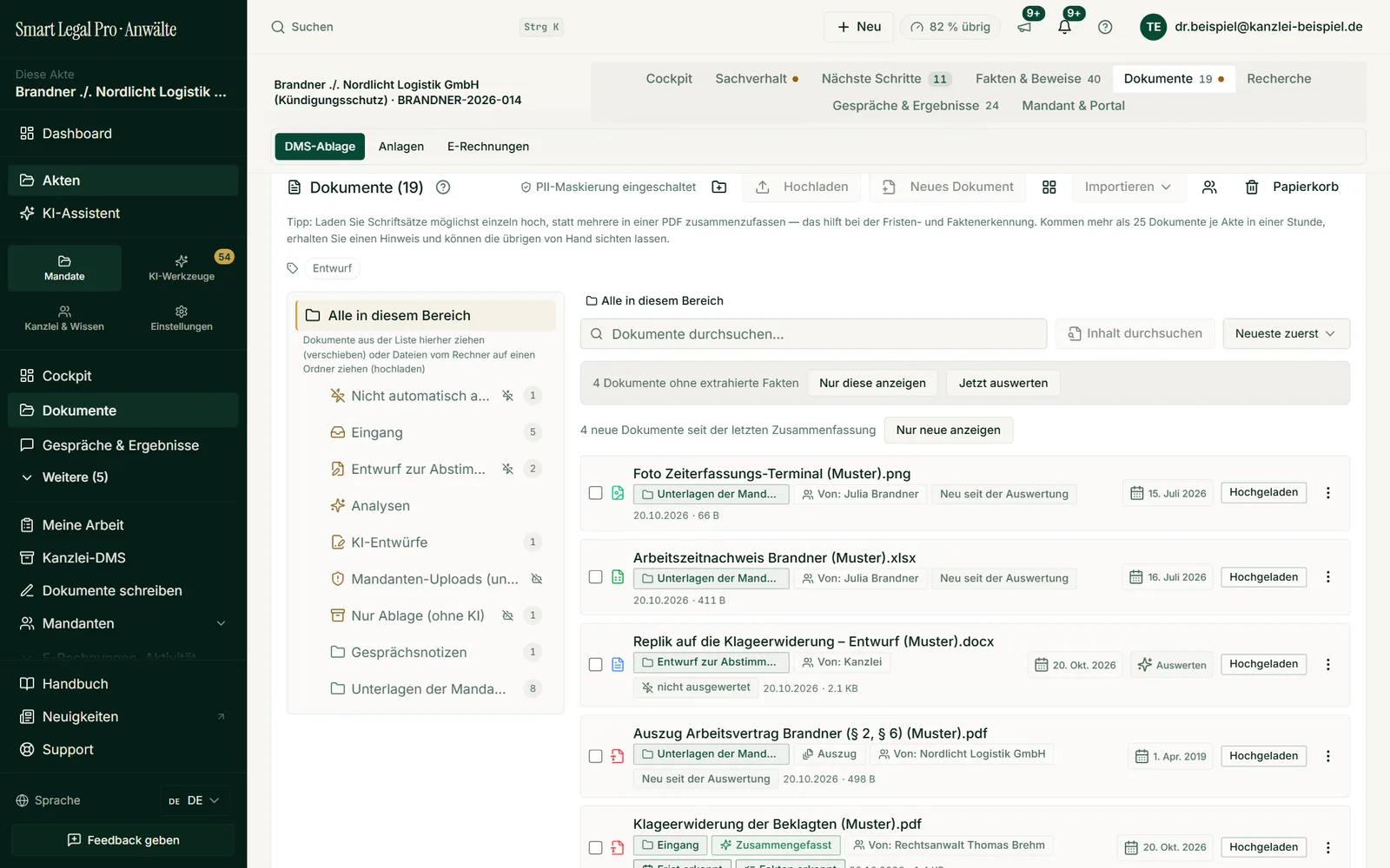 Die Ablage einer Akte mit Ordnern, Inhaltssuche, Auswertungsstatus je Datei und Hinweisen auf neue Dokumente seit der letzten Zusammenfassung.