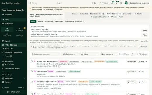 Aus den Unterlagen gezogene Fakten mit Kategorie, „Beleg gefunden“, Konfidenz und Bestätigen-Knopf; „Akte aufräumen“ schlägt Doppelungen zur Klärung vor.