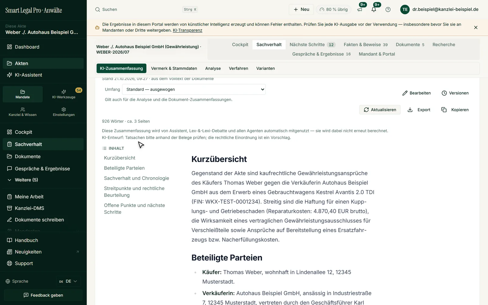 Der Reiter Sachverhalt zeigt die KI-Zusammenfassung mit Stand, Umfang, Bearbeiten, Versionen, Export und Inhaltsverzeichnis; Tatsachen sind anhand der Belege zu prüfen.
