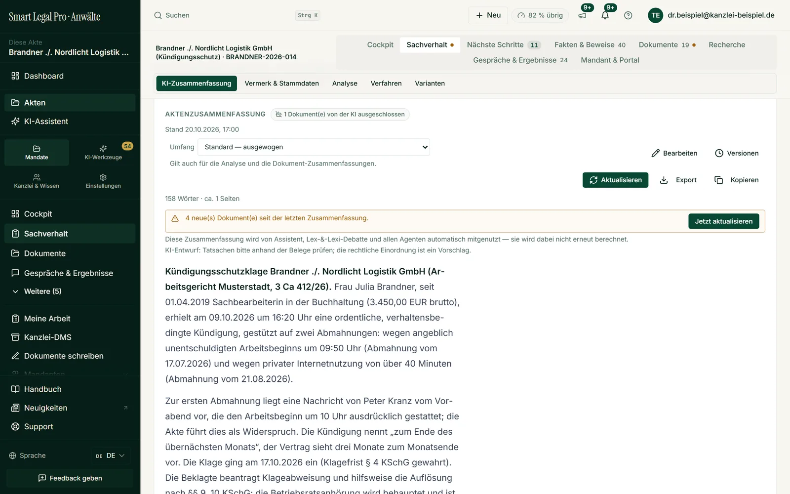 Die Aktenzusammenfassung nennt den Stand, warnt bei neuen Dokumenten und lässt sich aktualisieren, bearbeiten, exportieren und kopieren; als KI-Entwurf gekennzeichnet.