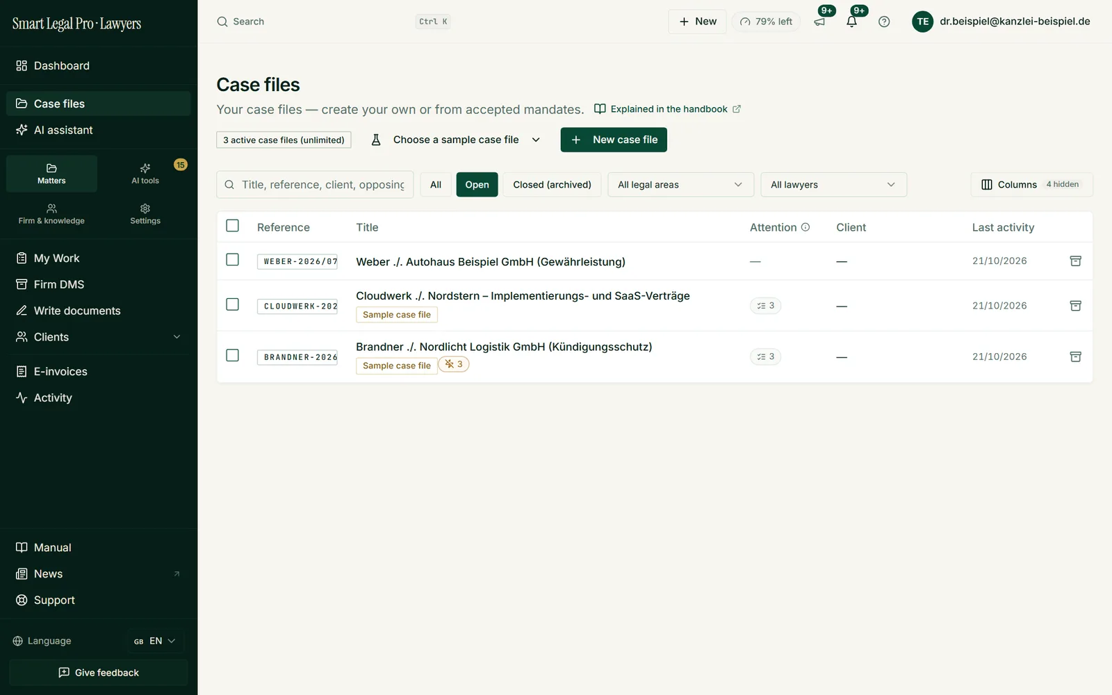 The case list shows file numbers, attention notices, client and last activity and can be filtered by status, area of law and lawyer.