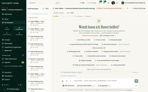 Der Assistent bietet Aufgaben wie Schriftsatz aus Akte, Fristen aus Akte und Mandantenupdate an, bezogen auf die gewählte Akte.