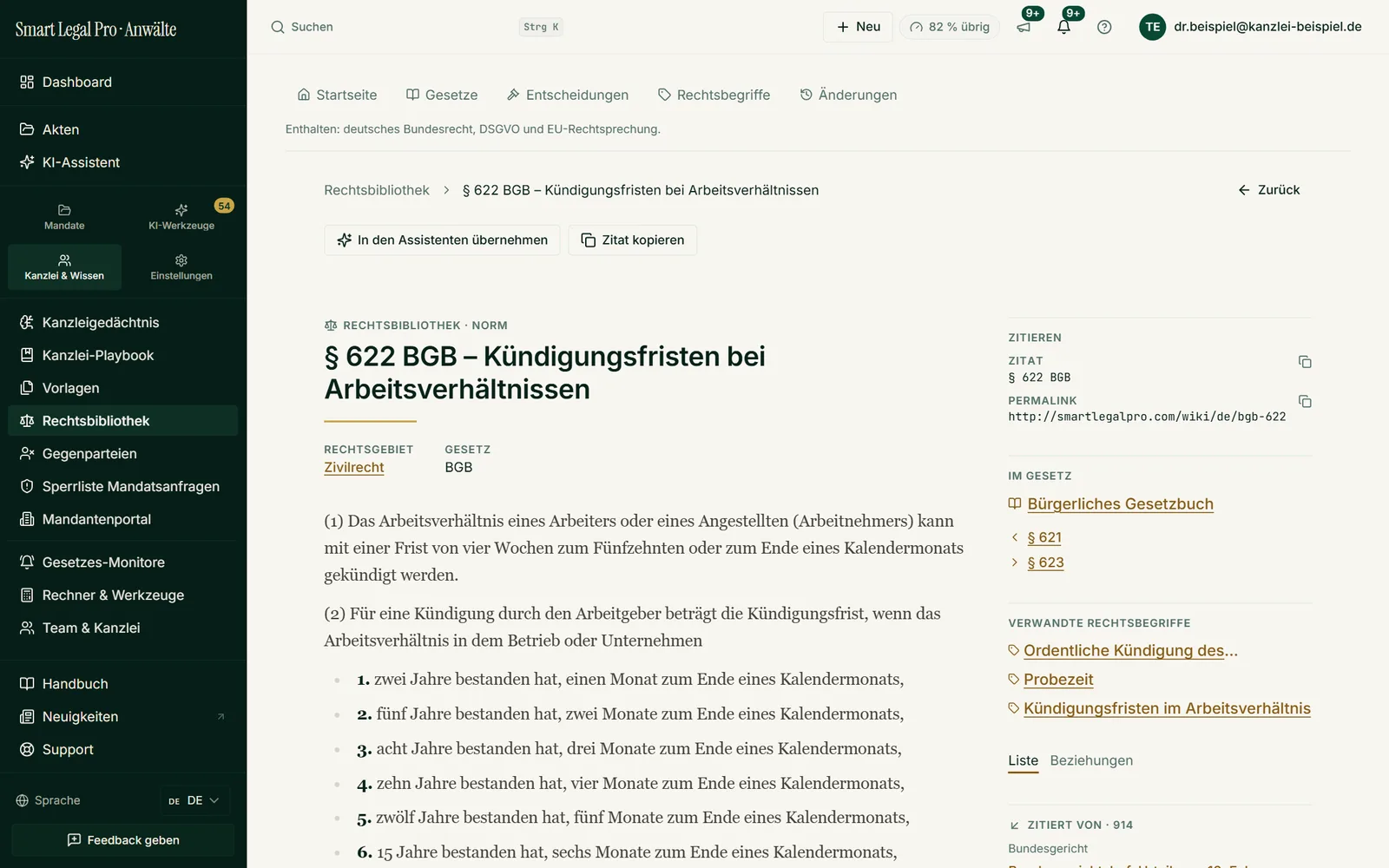 Die Normseite zeigt den Wortlaut, das Gesetz mit Nachbarparagraphen, verwandte Rechtsbegriffe und fertige Zitat- und Permalink-Felder – mit einem Klick in den Assistenten übernehmbar.