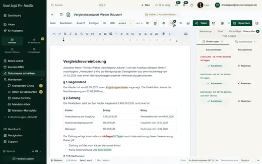 Streichungen erscheinen rot, Einfügungen grün – im Text und als Liste im Reiter „Überprüfen“ mit Annehmen und Ablehnen je Änderung.