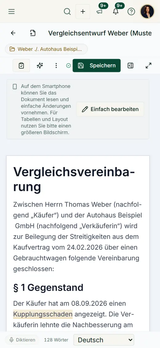 Der Editor auf dem Handy mit Titel, Aktenbezug, Speichern und dem Dokument in lesbarer Breite; lange Wörter werden getrennt.