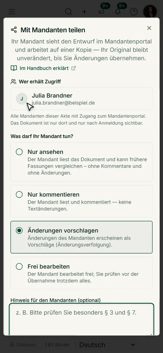 Der Teilen-Dialog passt sich dem Handy an: Empfänger prüfen, Stufe wählen und einen Hinweis für den Mandanten schreiben.