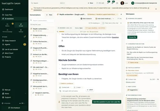 The sidebar bundles the working document (a Word file the assistant edits paragraph by paragraph), the history, the fact base with its status and the next steps.