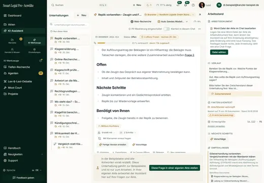 Die Seitenleiste bündelt das Arbeitsdokument (Word-Datei, die der Assistent absatzgenau ändert), den Verlauf, die Faktenbasis mit Stand und die nächsten Schritte.