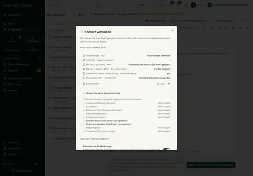 Der Dialog zeigt Akte, Anhänge, für die KI gesperrte Dokumente, Maskierung, Gedächtnis und Kontextgröße sowie, worauf die letzte Antwort beruhte – ohne Raten.