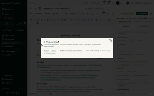 Jede Version entsteht mit „Speichern“; der Verlauf zeigt Datum, Bearbeiterin und Bezeichnung, frühere Fassungen lassen sich ansehen, benennen und wiederherstellen.