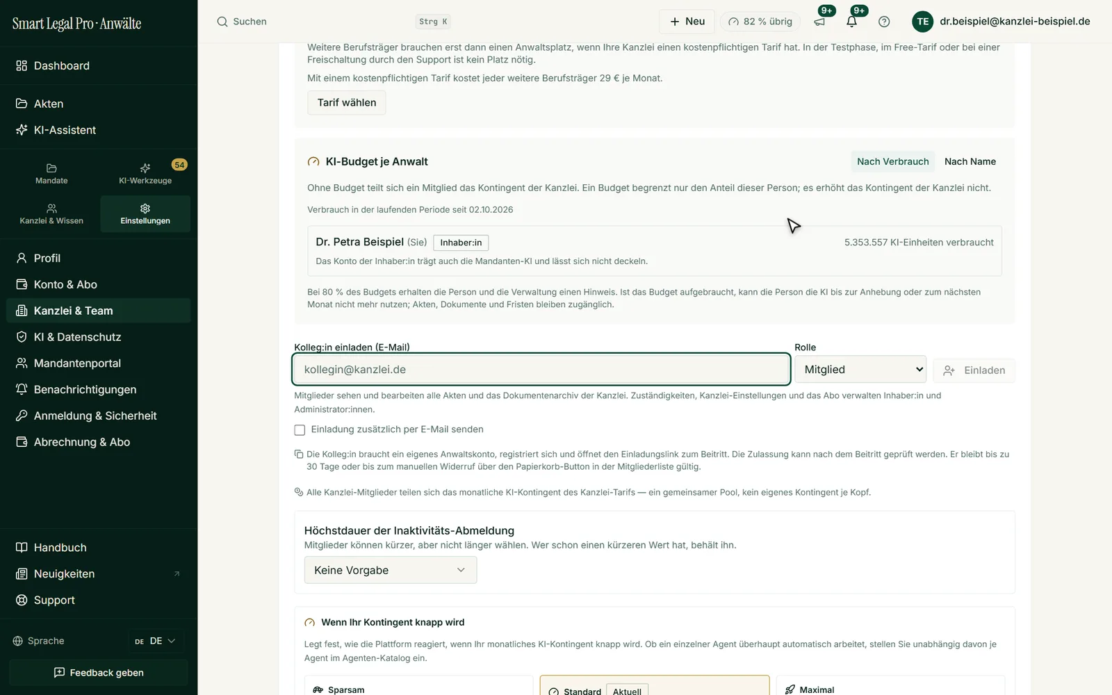 Das Kontingent der Kanzlei teilen sich alle im Pool; wer will, begrenzt den Verbrauch je Person. Kolleginnen und Kollegen laden Sie per E-Mail mit Rolle ein.