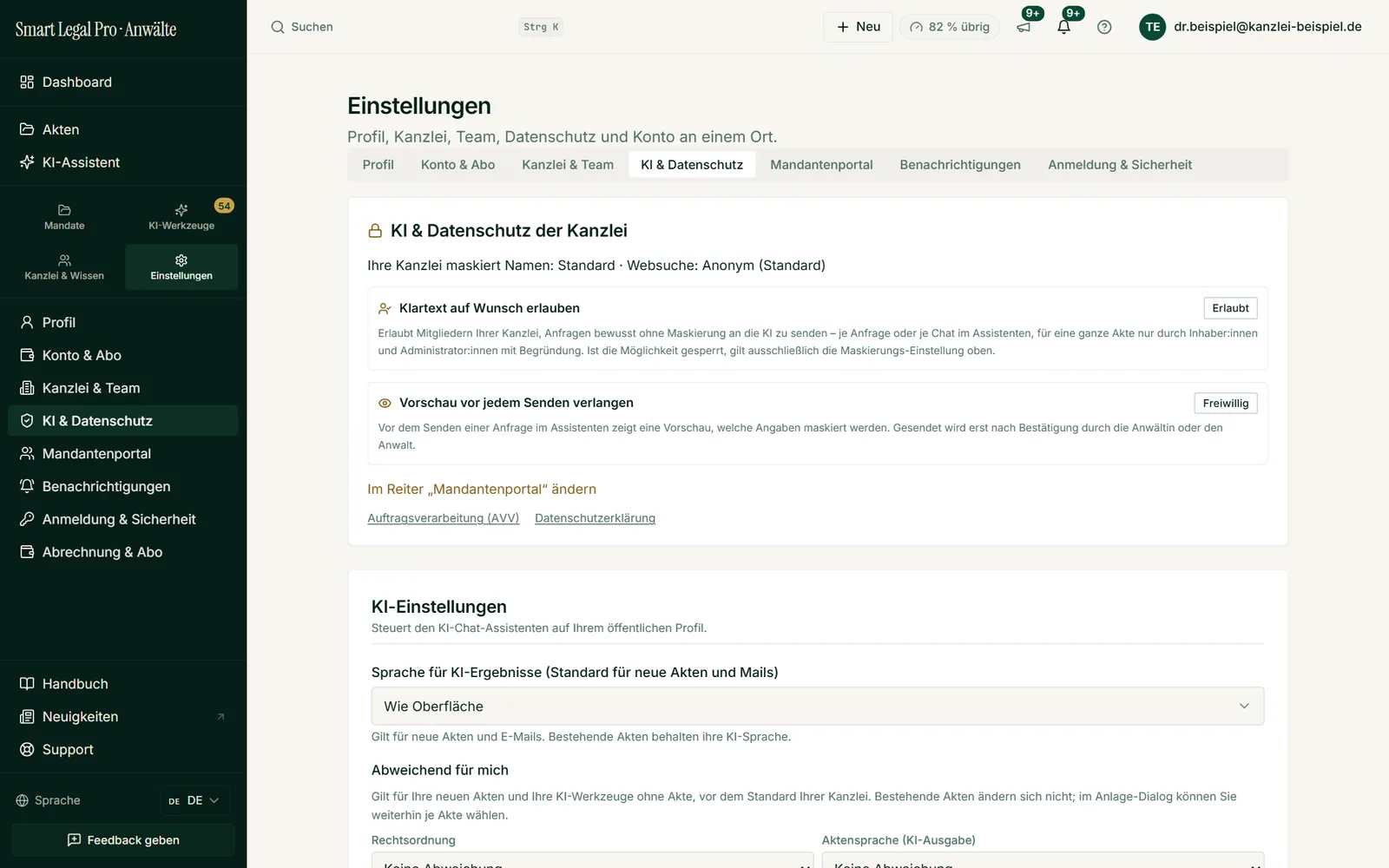 Die Kanzlei steuert, wie die KI mit Namen umgeht: Maskierung standardmäßig an, Klartext nur auf Wunsch, Vorschau vor jedem Senden und Sprache der KI-Ergebnisse.