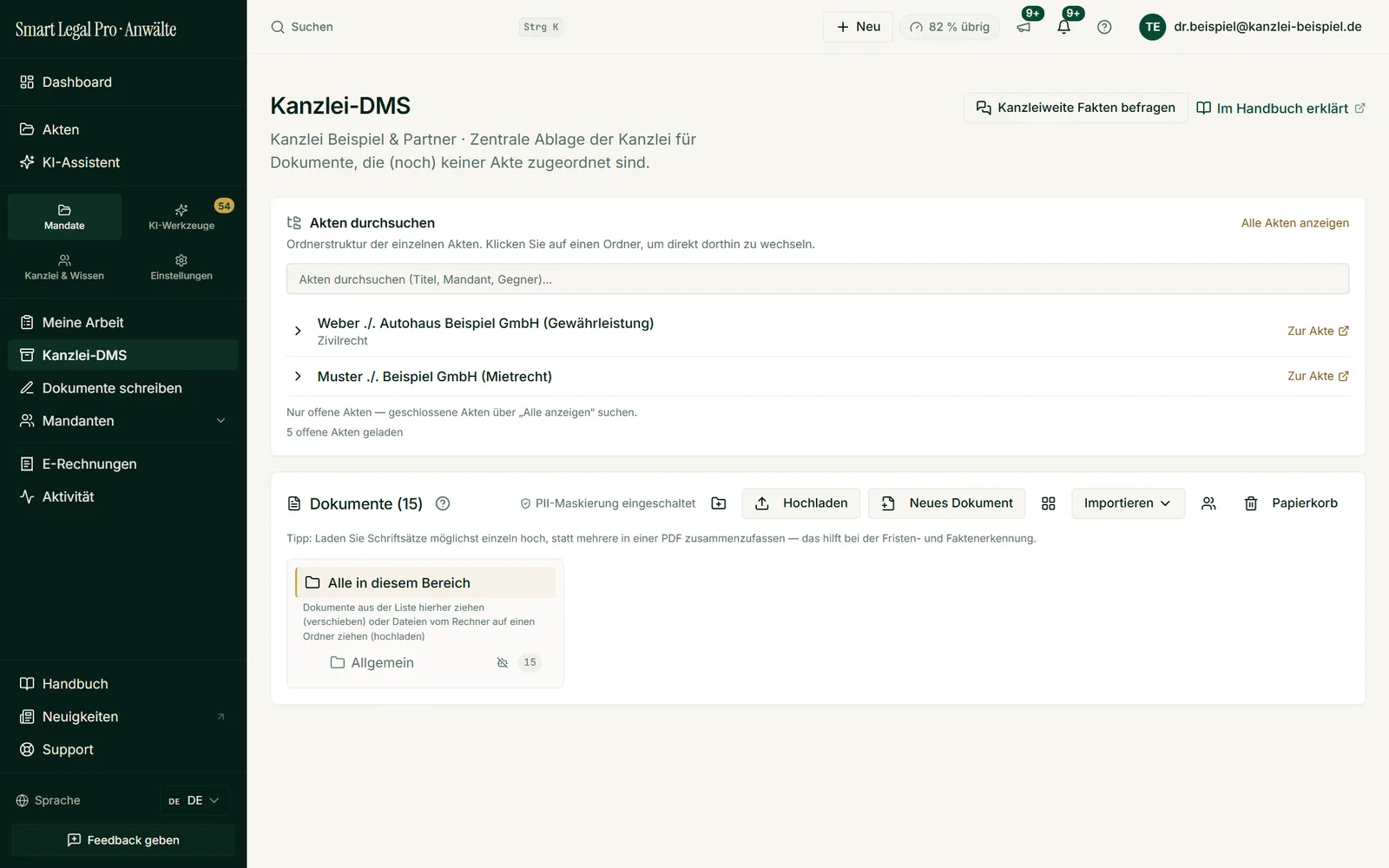Die zentrale Ablage der Kanzlei: Akten nach Titel, Mandant oder Gegner durchsuchen, Dokumente hochladen oder neu anlegen, Papierkorb, PII-Maskierung für die KI.