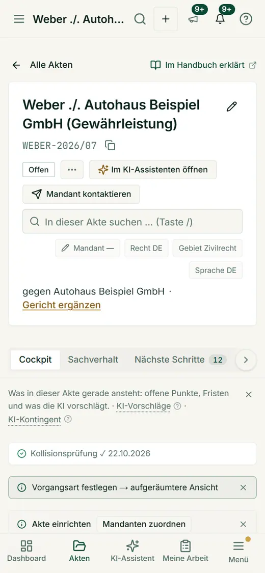 Die Akte auf dem Smartphone: Aktenkopf mit KI-Assistent und Mandanten-Kontakt, wischbare Reiter und Kollisionsprüfung in einer Spalte.