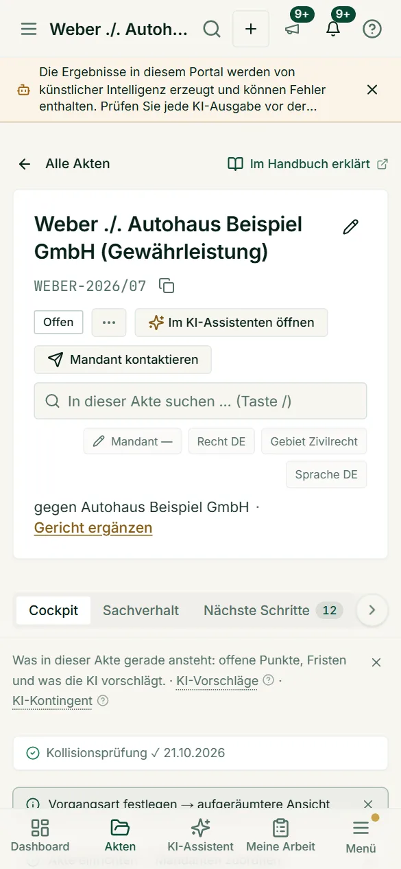 Die Akte auf dem Smartphone: Aktenkopf mit KI-Assistent und Mandanten-Kontakt, wischbare Reiter und Kollisionsprüfung in einer Spalte.
