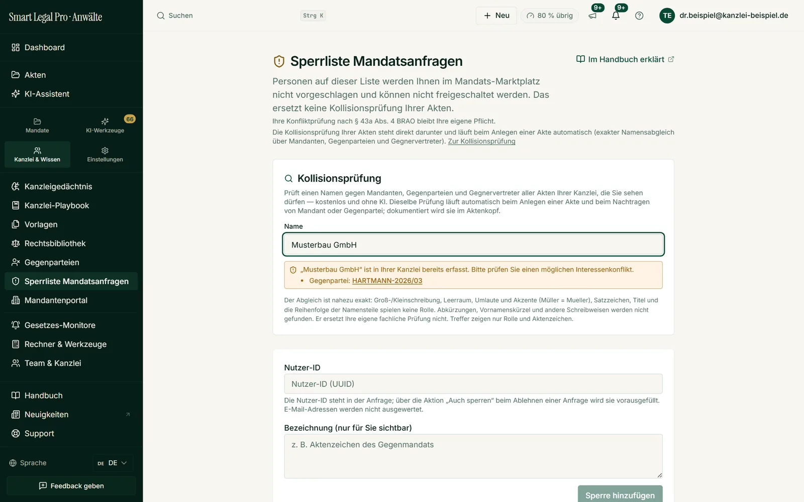 Ein Treffer im Namensabgleich nennt Rolle und Aktenzeichen und verlinkt in die Akte, damit Sie vor der Mandatsannahme prüfen können.