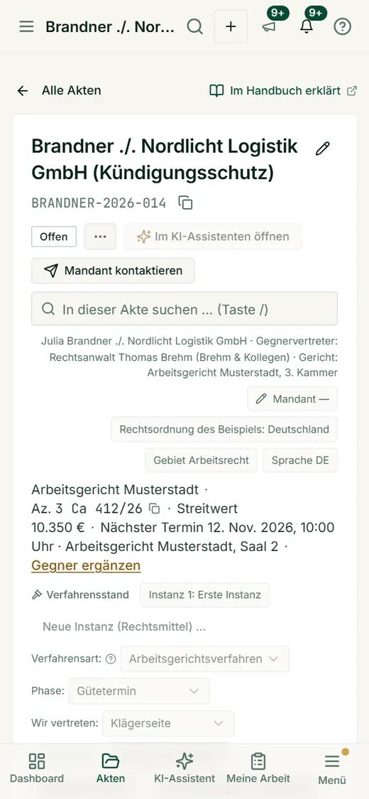 Der Aktenkopf auf dem Handy zeigt Titel, Aktenzeichen, Gegenpartei, Gericht, Streitwert, Termin und Verfahrensstand untereinander.