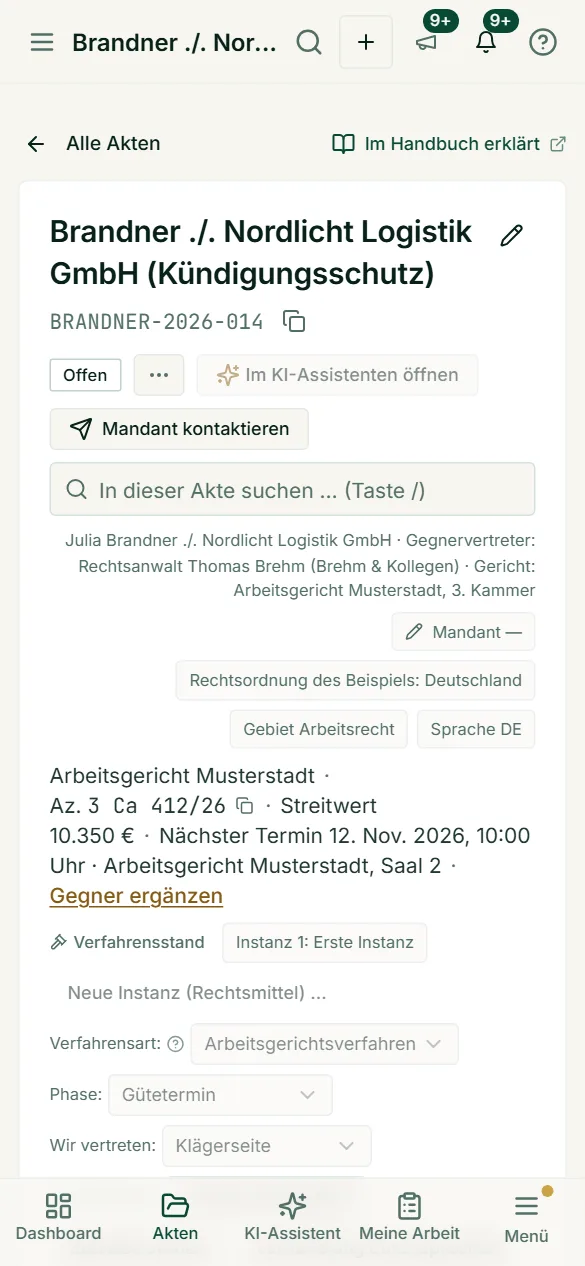 Der Aktenkopf auf dem Handy zeigt Titel, Aktenzeichen, Gegenpartei, Gericht, Streitwert, Termin und Verfahrensstand untereinander.