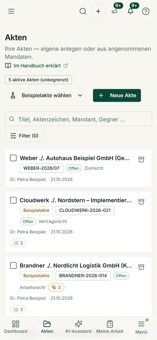 Auf dem Smartphone erscheint jede Akte als Karte mit Titel, Aktenzeichen, Status, Rechtsgebiet, Anwalt und letzter Aktivität.
