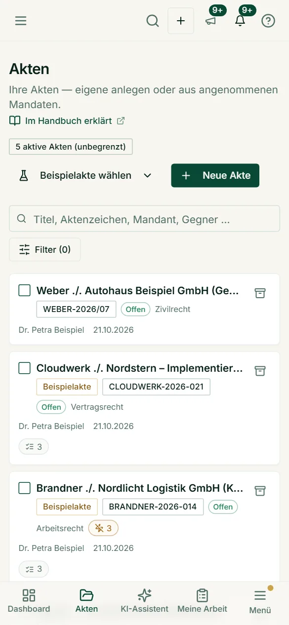 Auf dem Smartphone erscheint jede Akte als Karte mit Titel, Aktenzeichen, Status, Rechtsgebiet, Anwalt und letzter Aktivität.