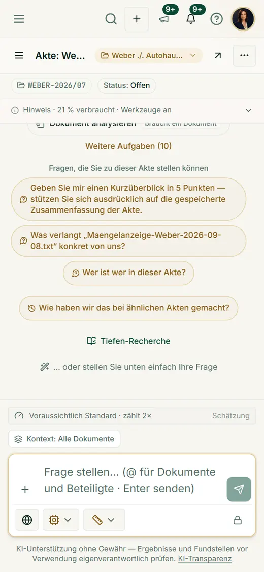 Der KI-Assistent im schmalen Fenster: Schnellaufgaben, Fragen zur Akte und Eingabefeld mit Kostenhinweis.