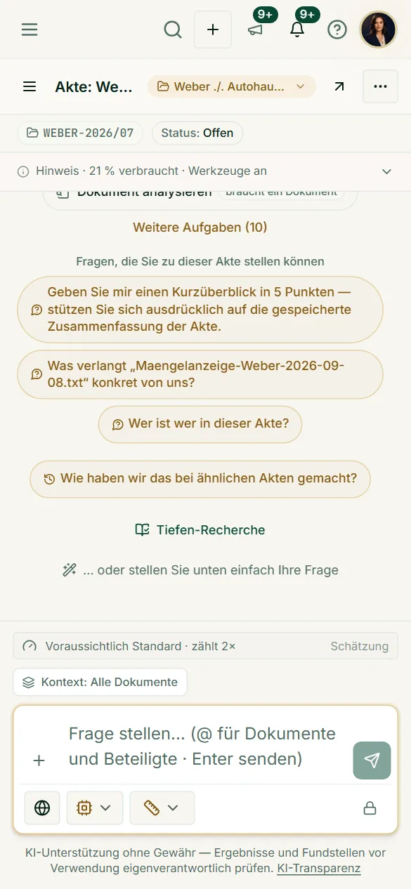 Der KI-Assistent im schmalen Fenster: Schnellaufgaben, Fragen zur Akte und Eingabefeld mit Kostenhinweis.