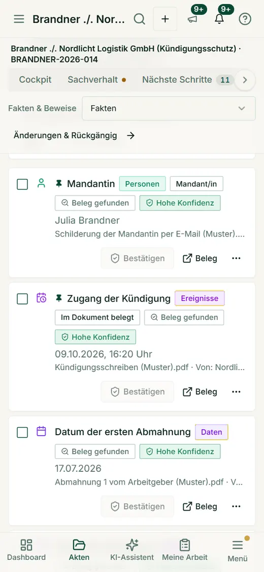 Die Faktenliste auf dem Smartphone zeigt jeden Fakt als Karte mit Kategorie, Beleg- und Konfidenz-Chip sowie den Knöpfen Bestätigen und Beleg.