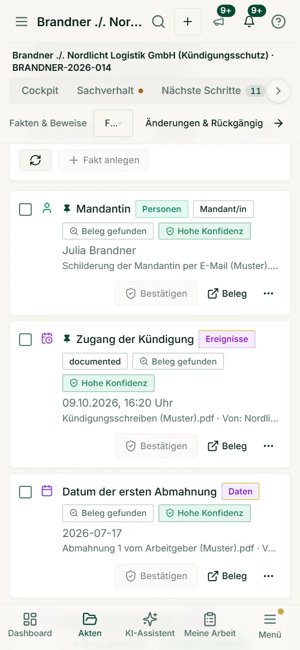 Die Faktenliste auf dem Smartphone zeigt jeden Fakt als Karte mit Kategorie, Beleg- und Konfidenz-Chip sowie den Knöpfen Bestätigen und Beleg.