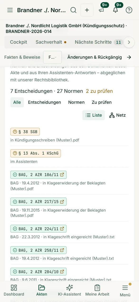 Die Fundstellen der Akte auf dem Handy: Zähler für Entscheidungen und Normen, Filter nach Gesetz und die Liste der Fundstellen mit Prüfstatus.