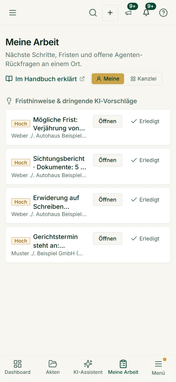 Die Aufgabenliste passt sich dem Smartphone an: Dringlichkeit, Akte und die Schalter „Öffnen“ und „Erledigt“ bleiben auf einen Blick erreichbar.