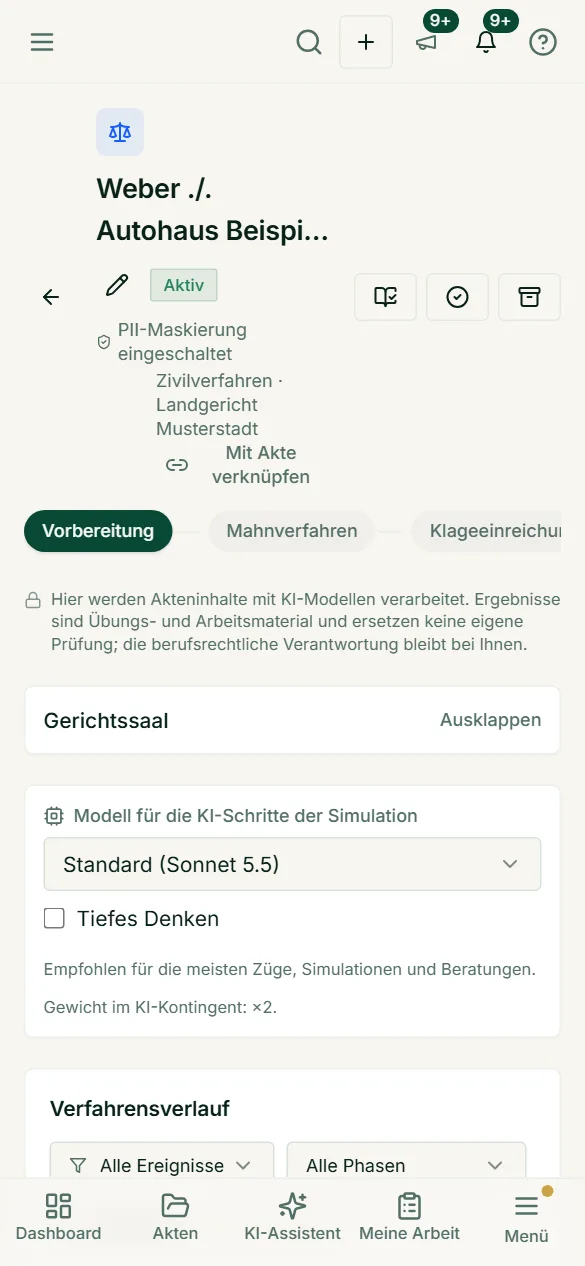 Die Verfahrenssimulation unterwegs: Phasenleiste, Gerichtssaal und Verfahrensverlauf in einer Spalte – Übungsmaterial für die nächste Verhandlung.
