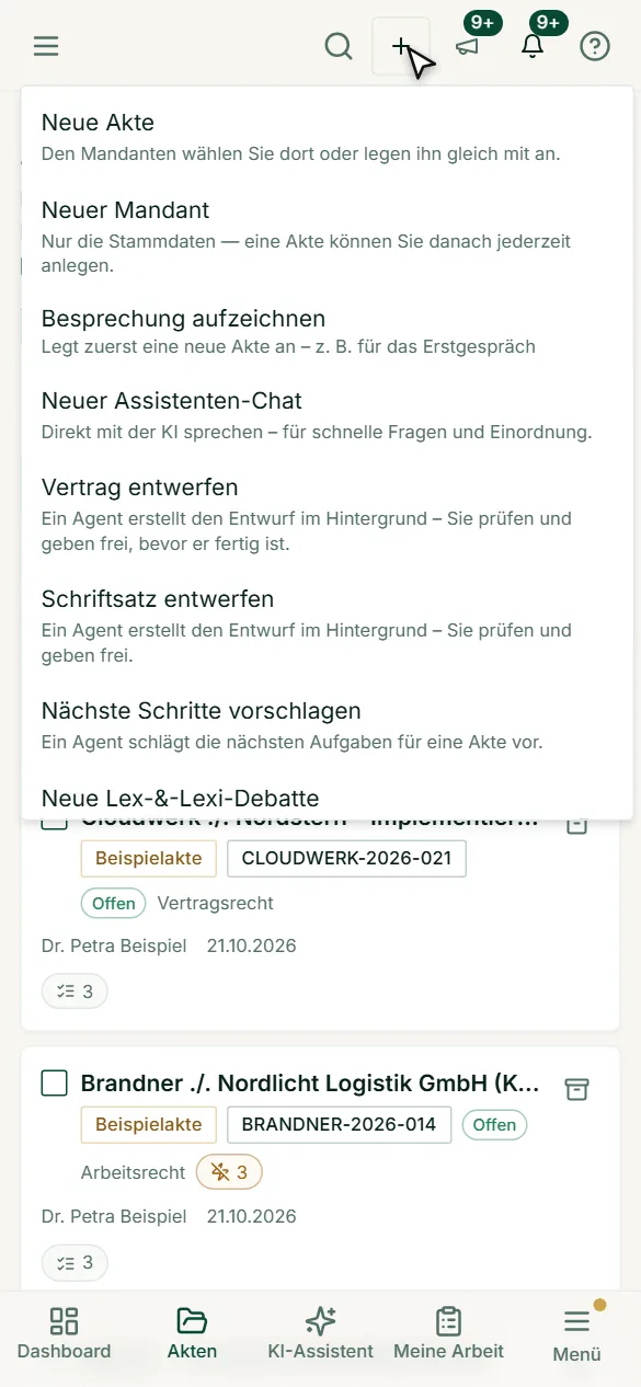 Mit dem Plus oben öffnet das Neu-Menü: Akte oder Mandant anlegen, Besprechung aufzeichnen, Vertrag oder Schriftsatz im Hintergrund entwerfen lassen.