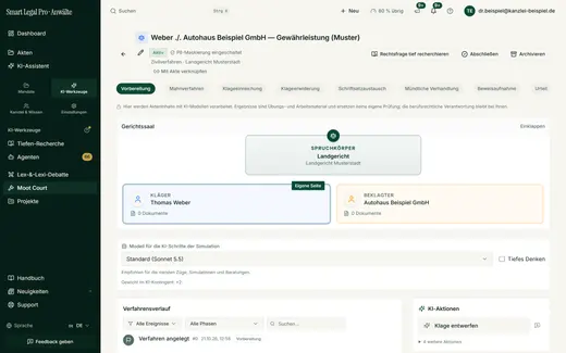Die Sitzung zeigt das Verfahren in seinen Phasen von der Vorbereitung bis zum Urteil, den Gerichtssaal mit Spruchkörper und Parteien, die Modellwahl und den Verfahrensverlauf. Ergebnisse sind Übungsmaterial, die Verantwortung bleibt bei Ihnen.