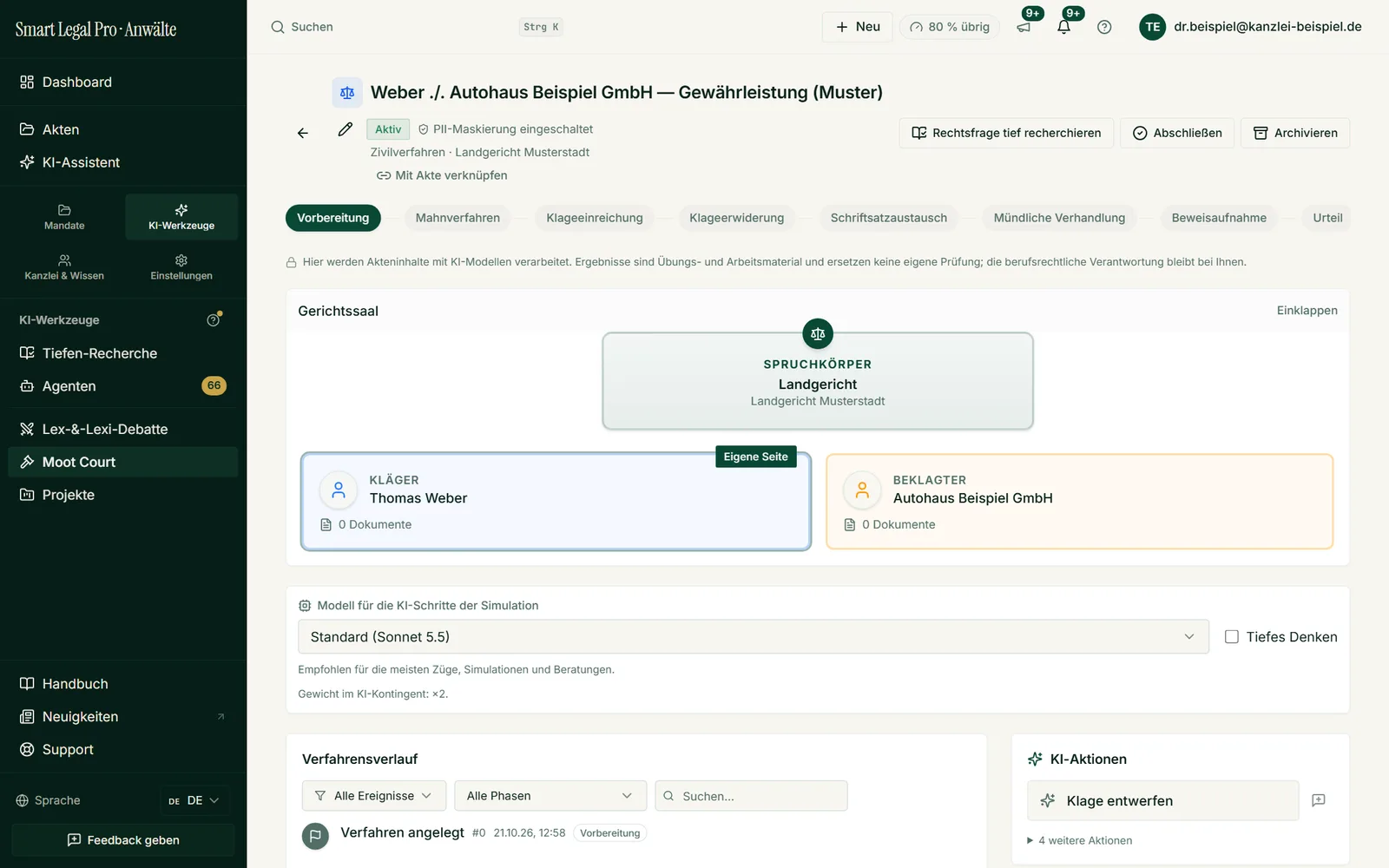 Die Sitzung zeigt das Verfahren in seinen Phasen von der Vorbereitung bis zum Urteil, den Gerichtssaal mit Spruchkörper und Parteien, die Modellwahl und den Verfahrensverlauf. Ergebnisse sind Übungsmaterial, die Verantwortung bleibt bei Ihnen.