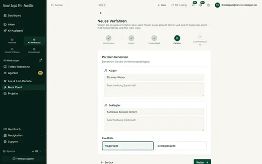 Kläger und Beklagte benennen, optional beschreiben und festlegen, auf welcher Seite Sie stehen – die KI spielt dann Gericht und Gegenseite. Die Einrichtung ist manuell kostenlos; die KI-Vorbefüllung aus einer Akte kostet nur einen kleinen Teil des Kontingents.