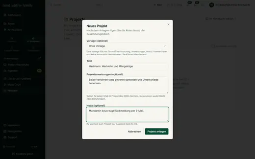 Ein Projekt bündelt verwandte Akten für einen gemeinsamen Chat. Titel, Projektanweisungen (gelten für jeden Chat im Projekt) und Vermerk lassen sich vorab festlegen; eine Vorlage füllt nur Texte, keine Fristen und keine automatischen Aktionen.