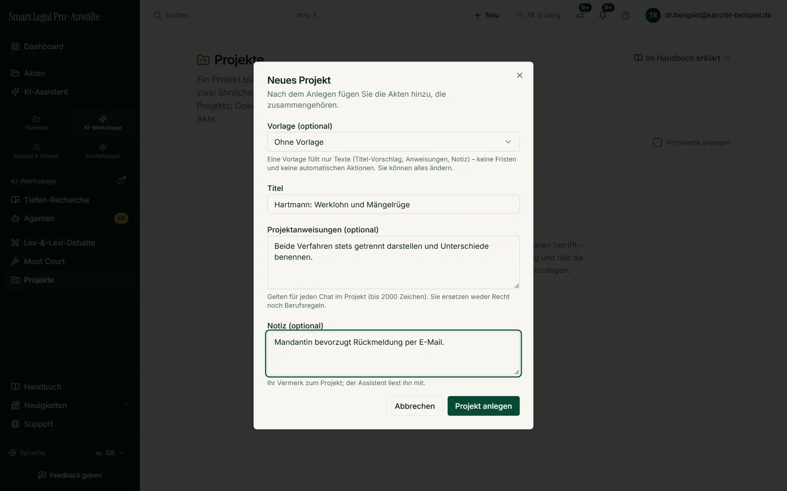 Ein Projekt bündelt verwandte Akten für einen gemeinsamen Chat. Titel, Projektanweisungen (gelten für jeden Chat im Projekt) und Vermerk lassen sich vorab festlegen; eine Vorlage füllt nur Texte, keine Fristen und keine automatischen Aktionen.