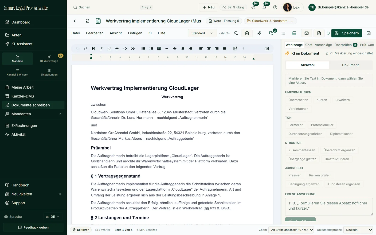 Der Werkvertrag der Beispielakte im Editor: Menüleiste, Formatierung, Werkzeugpanel mit KI-Aktionen und das Kennzeichen „Word · Fassung 5“.