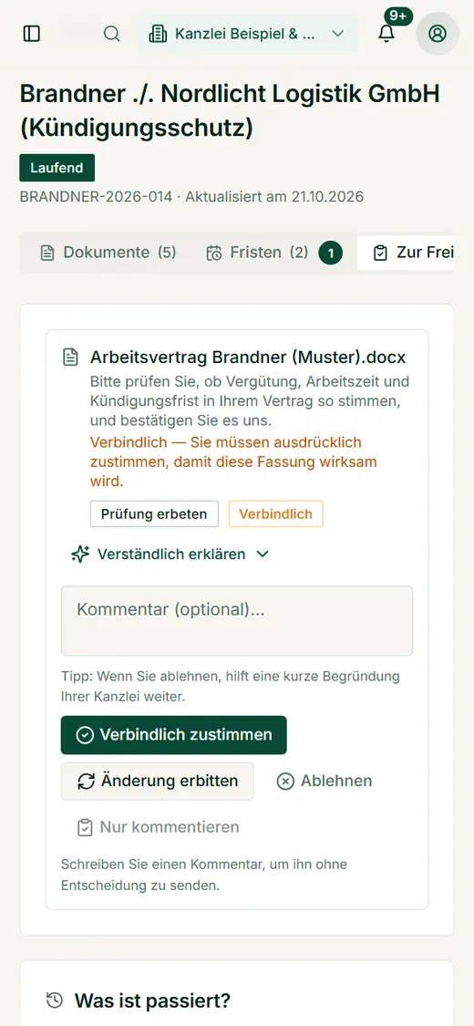 Die Freigabe-Anfrage der Kanzlei auf dem Smartphone: Dokument ansehen, kommentieren, Änderung erbitten, ablehnen oder verbindlich zustimmen.