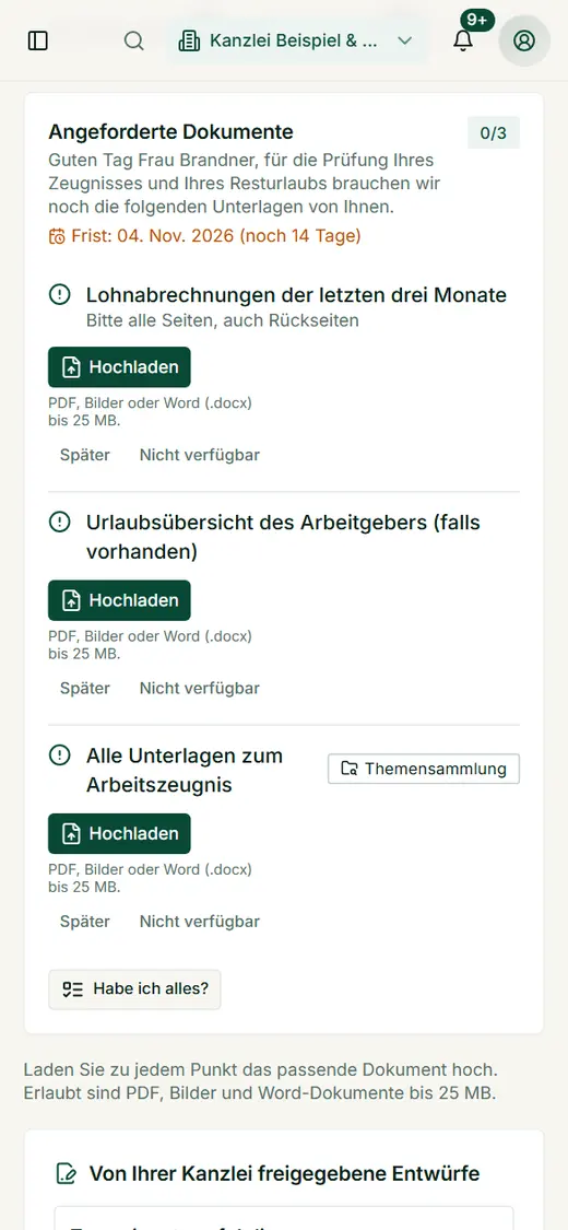 Auf dem Handy bleibt die Checkliste der Kanzlei übersichtlich: jeder Punkt mit Hinweis, Upload, „Später“ und „Nicht verfügbar“.