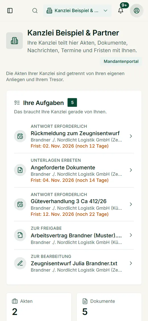 Die Startseite des Mandantenportals einspaltig auf dem Smartphone: oben die offenen Aufgaben der Kanzlei mit Frist, darunter Akten und Dokumente.