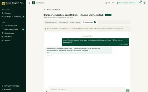 Im Reiter „Nachrichten“ schreibt die Mandantin ihrer Kanzlei direkt in der Akte – mit Vertraulichkeitshinweis, Lesebestätigung und Antwort der Kanzlei.