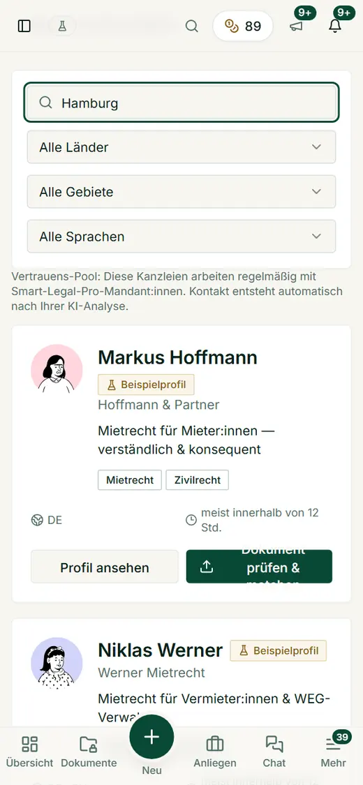 Der Anwaltsfinder am Smartphone: Suche und Filter oben, darunter Profile mit Kennzeichnung der Beispielprofile.
