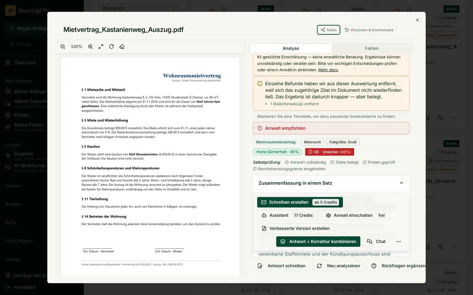 Links der Mietvertrag-Auszug, rechts die Analyse mit Vertragsart, Selbstprüfung der KI und der Empfehlung, einen Anwalt einzubinden.