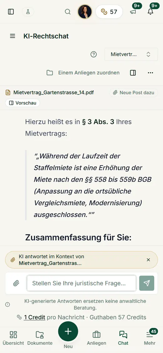 Auf dem Smartphone zeigt eine Kopfzeile das Dokument des Gesprächs; „Vorschau“ und „Neue Post dazu“ sind einen Tipp entfernt, die Antwort nennt die Klausel.