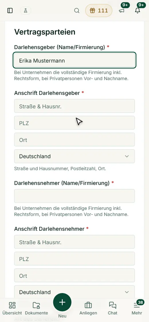 Der Vertrags-Assistent auf dem Smartphone: Pflichtfelder mit Erklärung untereinander, unten die Navigation der App.